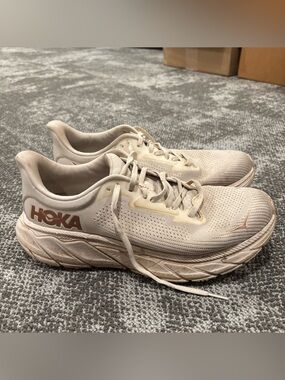 Hoka One One Arahi 7 White Bronze Athletic Running Shoes Womens U.S. 11